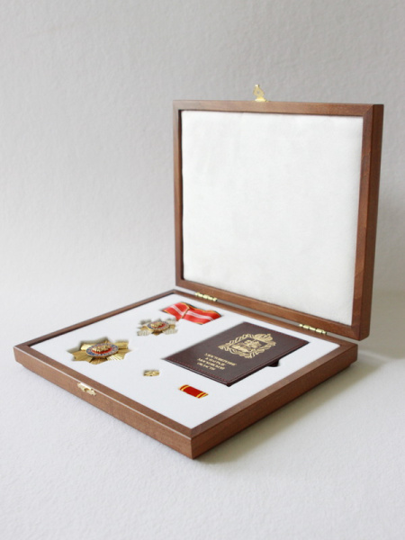 Деревянный футляр для знака «За доблесть и мужество»