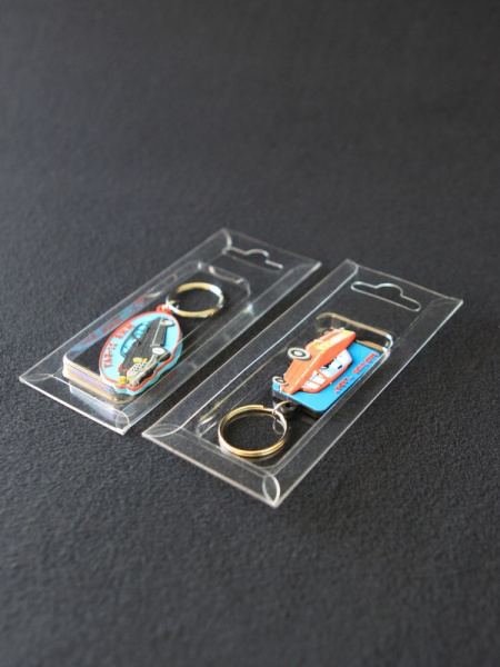 Блистер с загибом краев под брелки