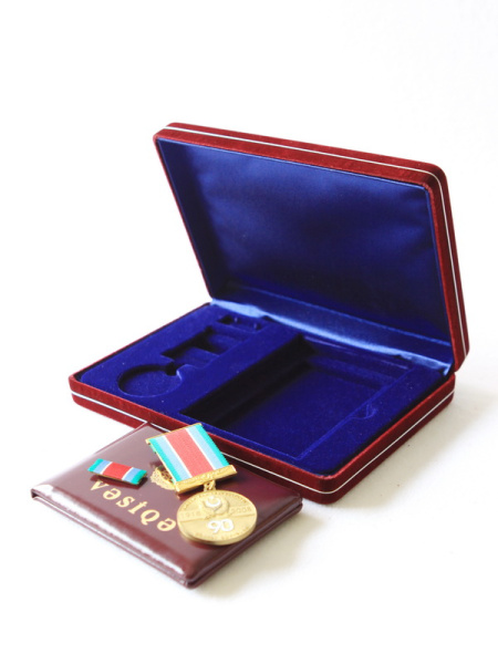 Футляр замшевый (182х128х34 мм) под медаль, фрачник и удостоверение. Вид 1