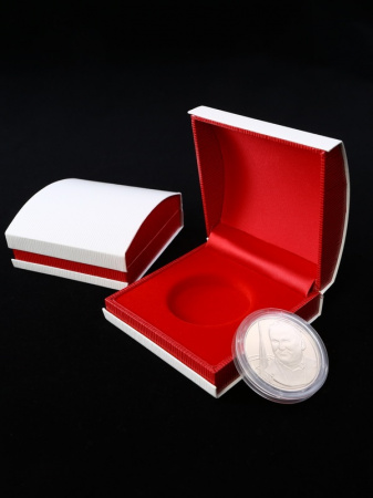 Футляр белого цвета из кожзаменителя (90х90х43 мм) для одной монеты в капсуле (диаметр 50 мм). Ложемент красный