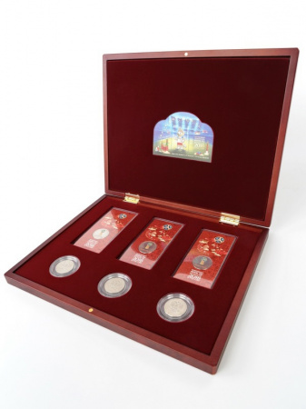 Футляр деревянный Volterra Uno (304х244х31 мм) для 3 монет 25 рублей в капсулах и 3 монет 25 рублей в блистере «Футбол 2018». Талисман