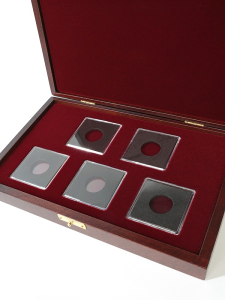 Деревянный футляр Vintage M (244х156х38 мм) для 5 монет в капсулах Quadrum (50х50х6 мм), тёмно-бордовый  Деревянный футляр Vintage M (244х156х38 мм) для 5 монет в капсулах Quadrum (50х50х6 мм), тёмно-бордовый