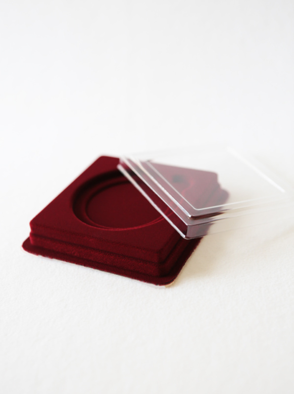  Сувенирная упаковка (106х106х20 мм) под медаль (диаметр 70,5 мм, глубина 5 мм), тёмно-бордовый