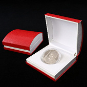 Футляр красного цвета из кожзаменителя (90х90х43 мм) для одной монеты в капсуле (диаметр 50 мм). Ложемент белый