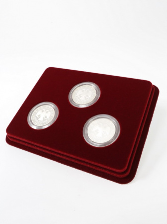 Сувенирная упаковка (181х142х22 мм) на 3 монеты в капсулах (диаметр 44 мм). Вид 1