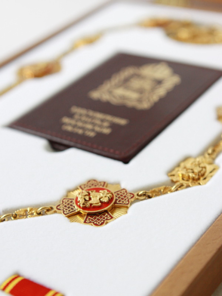 Деревянный футляр для знака на цепи к почётному званию «Почетный гражданин Московской области»