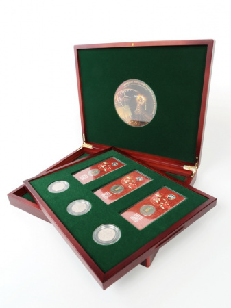 Футляр деревянный Volterra Duo (344х267х50 мм) для 3 монет 25 рублей в капсулах, 3 монет 25 рублей в блистере, 3 золотых и 14 серебряных монет «Футбол 2018» в капсулах. 2 уровня