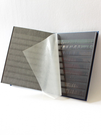 Альбом для марок (кляссер BASIC). A4. 8 листов (16 страниц) из чёрного картона с промежуточными листами из пергамина. Синий. Leuchtturm, 335982