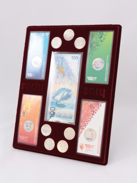 Планшет S (234х296х12 мм) для 1 банкноты Сочи-2014 в чехле, 4 монет Сочи-2014 в блистере и 7 монет Сочи-2014 без капсул, тёмно-бордовый  Планшет S (234х296х12 мм) для 1 банкноты Сочи-2014 в чехле, 4 монет Сочи-2014 в блистере и 7 монет Сочи-2014 без капсул, тёмно-бордовый