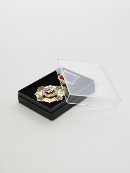 Пластиковый футляр (58х78х22 мм). Чёрное основание, прозрачная крышка, чёрная вставка  Пластиковый футляр (58х78х22 мм). Чёрное основание, прозрачная крышка, чёрная вставка