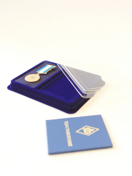  Сувенирная упаковка (181х142х22 мм) с поролоновой вставкой под универсальную медаль и удостоверение (75х105х6 мм), тёмно-синий