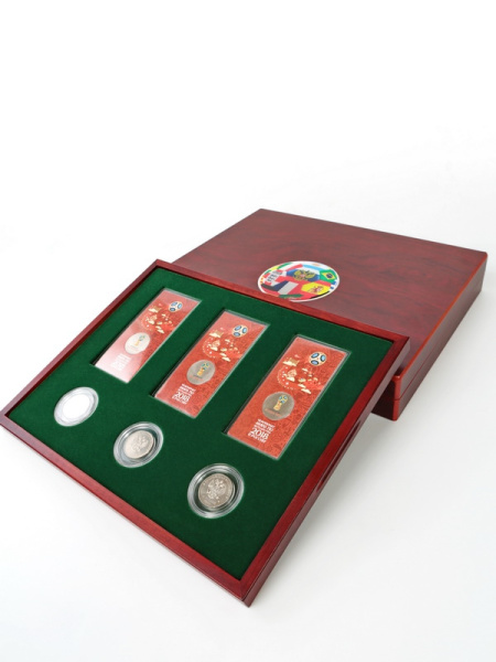 Футляр деревянный Volterra Duo (344х267х50 мм) для 3 монет 25 рублей в капсулах, 3 монет 25 рублей в блистере, 3 золотых и 14 серебряных монет «Футбол 2018» в капсулах. 2 уровня, зелёный  Футляр деревянный Volterra Duo (344х267х50 мм) для 3 монет 25 рублей в капсулах, 3 монет 25 рублей в блистере, 3 золотых и 14 серебряных монет «Футбол 2018» в капсулах. 2 уровня, зелёный