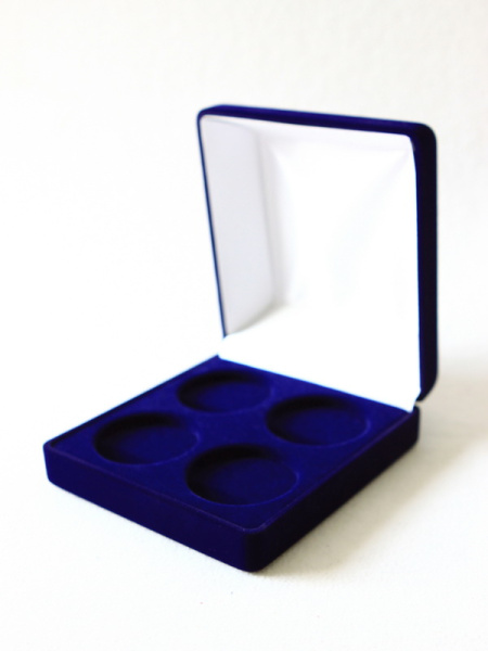 Футляр (120х131х50 мм) на 4 монеты в капсулах (диаметр 46 мм),  светло-бордовый Футляр (120х131х50 мм) на 4 монеты в капсулах (диаметр 46 мм),  светло-бордовый