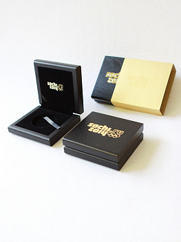 Деревянный футляр (90х95х31 мм) для монеты в капсуле. Золото