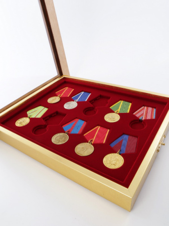 Стенд выпуклый коричневого цвета с золотом под 10 медалей РФ d-32 мм с пятиугольной колодкой. Открывающийся