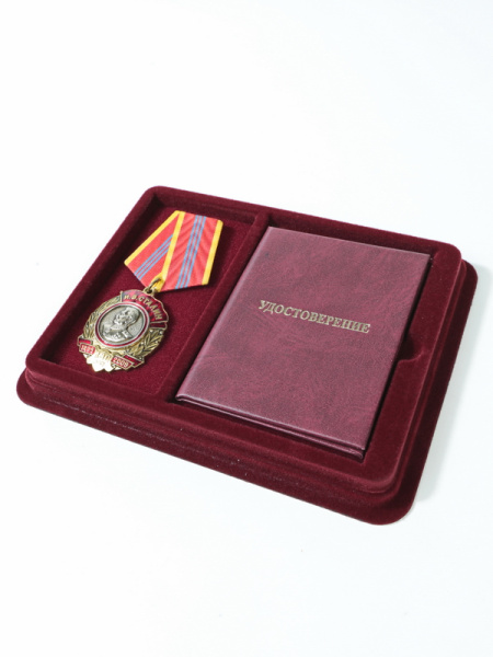  Сувенирная упаковка (181х142х22 мм) с поролоновой вставкой под универсальную медаль и удостоверение (75х105х6 мм), тёмно-бордовый