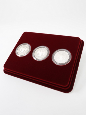 Сувенирная упаковка (181х142х22 мм) на 3 монеты в капсулах (диаметр 44 мм). Вид 2