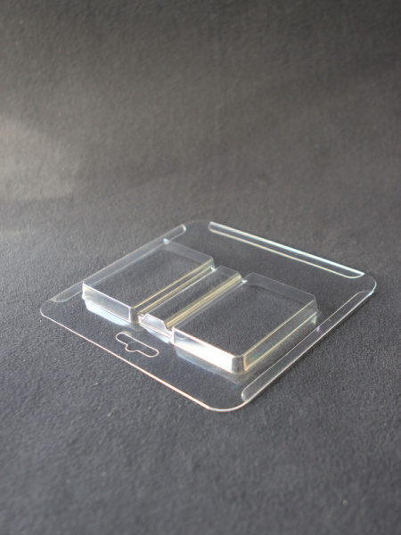 Блистер с загибом краев для 2 пачек сигарет и зажигалки (вид 2)