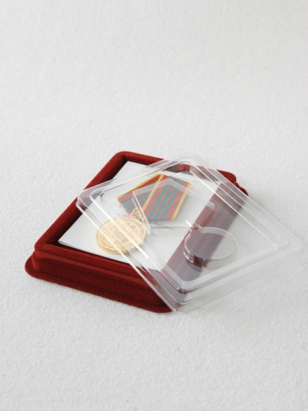  Сувенирная упаковка (110х139х22 мм) под медаль РФ d-32 мм (в крышке) и удостоверение (78х108х6 мм), тёмно-бордовый