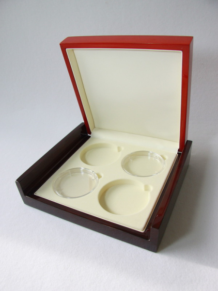 Футляр деревянный для 4 монет в капсулах