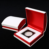 Футляр белого цвета из кожзаменителя (90х90х43 мм) для монеты в капсуле Quadrum. Ложемент белый