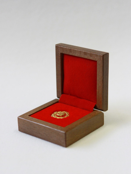 Деревянный футляр (65х65х32 мм) под значок