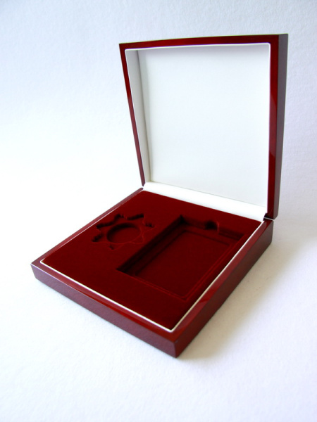 Футляр деревянный (180х180х48 мм) под звезду и удостоверение