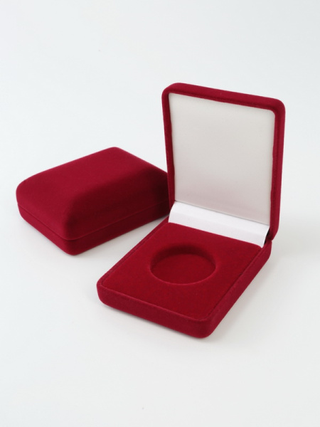 Футляр (61х79х32 мм) для монеты, медали диаметром 26,5 мм или 27 мм в капсуле Leuchtturm (диаметр ячейки 33 мм), светло-бордовый  Футляр (61х79х32 мм) для монеты, медали диаметром 26,5 мм или 27 мм в капсуле Leuchtturm (диаметр ячейки 33 мм), светло-бордовый