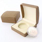 Футляр из искусственной кожи (90х90х43 мм) для одной монеты в капсуле (диаметр 50 мм). Капучино