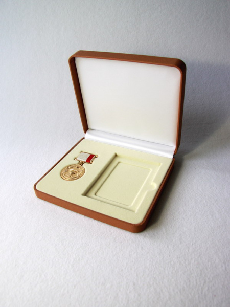 Футляр кожаный с деревянной вставкой (141х156х40 мм) под медаль и удостоверение