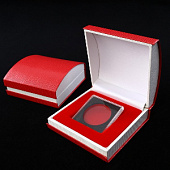 Футляр красного цвета из кожзаменителя (90х90х43 мм) для монеты в капсуле Quadrum. Ложемент красный