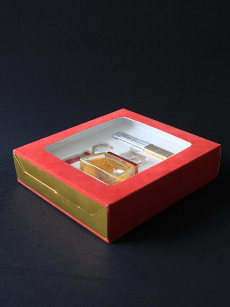 Пластиковый ложемент для парфюмерного набора