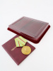 Сувенирная упаковка (181х142х22 мм) под медаль РФ d-32 мм и удостоверение (78х105х10 мм), тёмно-бордовый  Сувенирная упаковка (181х142х22 мм) под медаль РФ d-32 мм и удостоверение (78х105х10 мм), тёмно-бордовый