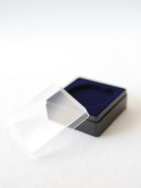 Футляр пластиковый (58х58х22 мм) для одной монеты, медали (диаметр 40 мм, глубина 4 мм). Черное основание, тёмно-бордовый  Футляр пластиковый (58х58х22 мм) для одной монеты, медали (диаметр 40 мм, глубина 4 мм). Черное основание, тёмно-бордовый