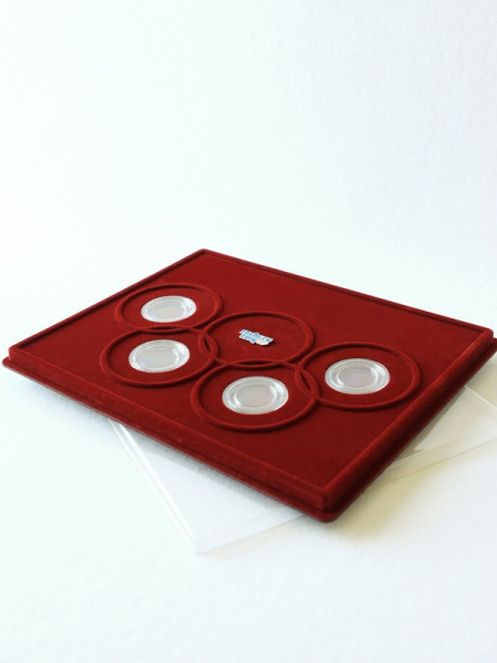 Планшет S (234х296х12 мм) для 4 Олимпийских монет Сочи-2014 в капсулах (5 колец), тёмно-бордовый  Планшет S (234х296х12 мм) для 4 Олимпийских монет Сочи-2014 в капсулах (5 колец), тёмно-бордовый