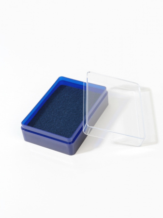Пластиковый футляр (48х68х22 мм). Синее основание, прозрачная крышка