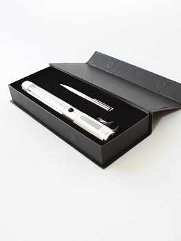 Флокированный ложемент для фонарика и ручки Флокированный ложемент для фонарика и ручки