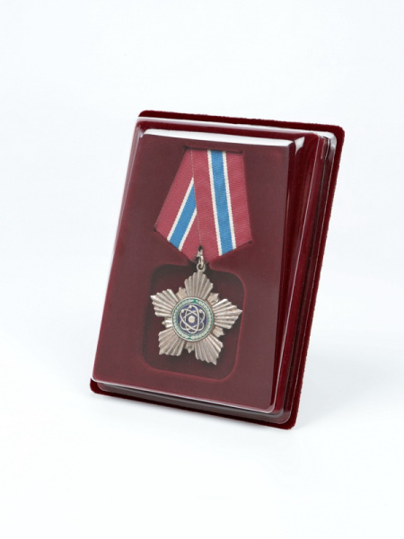  Сувенирная упаковка с уклоном (100х133х25 мм) под орден на пятиугольной колодке, тёмно-бордовый