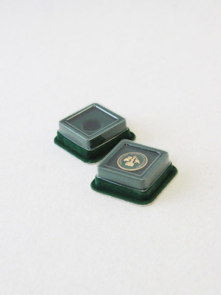  Сувенирная упаковка (47х47х17,5 мм) под значок на цанге, зелёный