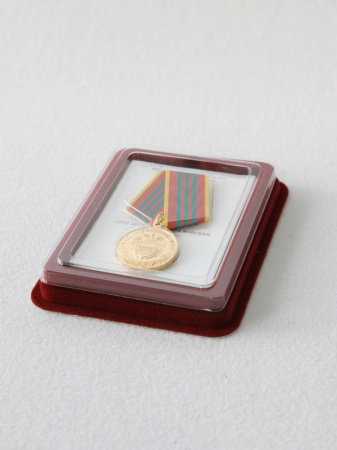 Сувенирная упаковка (110х139х22 мм) под медаль РФ d-32 мм (в крышке) и удостоверение (78х108х6 мм)