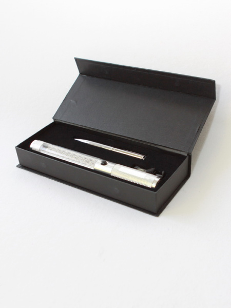 Флокированный ложемент для фонарика и ручки Флокированный ложемент для фонарика и ручки