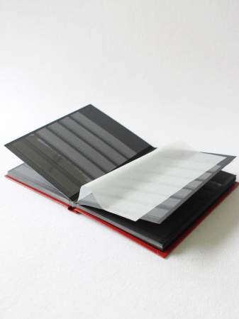 Альбом для марок (кляссер BASIC). А5. 16 листов (32 страницы) из чёрного картона с промежуточными листами из пергамина. Красный. Leuchtturm, 339362 / 315761