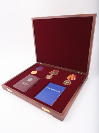 Футляр деревянный Vintage S (305х247х40 мм) на 3 медали РФ d-32 мм и 2 удостоверения