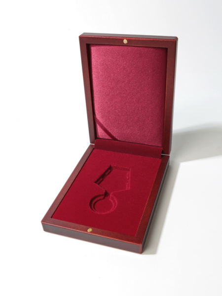 Деревянный футляр (120х160х32 мм) под медаль РФ d-32 мм с пятиугольной колодкой, светло-бордовый