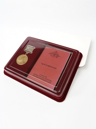 Сувенирная упаковка (181х142х22 мм) для медали на квадро колодке (удлинённая) и удостоверения (81х112х8 мм)