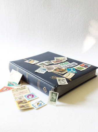 Альбом для марок (кляссер COMFORT). 32 листа (64 страницы) из чёрного картона с промежуточными листами для каждой страницы из пергамина. Синий. Leuchtturm, 314718