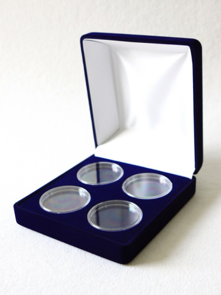 Футляр (120х131х50 мм) на 4 монеты в капсулах (диаметр 46 мм),  светло-бордовый Футляр (120х131х50 мм) на 4 монеты в капсулах (диаметр 46 мм),  светло-бордовый