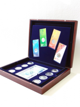 Футляр деревянный (267х344х50 мм) под 4 цветные монеты Сочи-2014 в блистере, 1 банкноту Сочи-2014 в капсуле и 8 монет Сочи-2014 в капсулах. 2 уровня. (Горизонтальный)