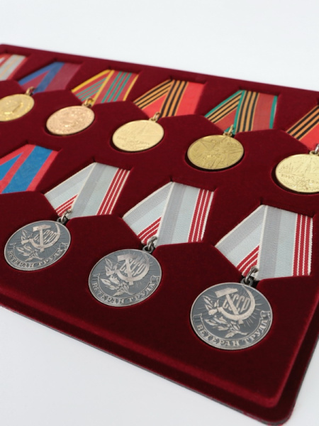 Планшет L (222х333х13 мм) на 12 медалей РФ d-35 мм с пятиугольной колодкой, тёмно-бордовый  Планшет L (222х333х13 мм) на 12 медалей РФ d-35 мм с пятиугольной колодкой, тёмно-бордовый