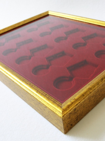 Багетная рамка S золотого цвета под 10 медалей РФ d-32 мм с пятиугольной колодкой